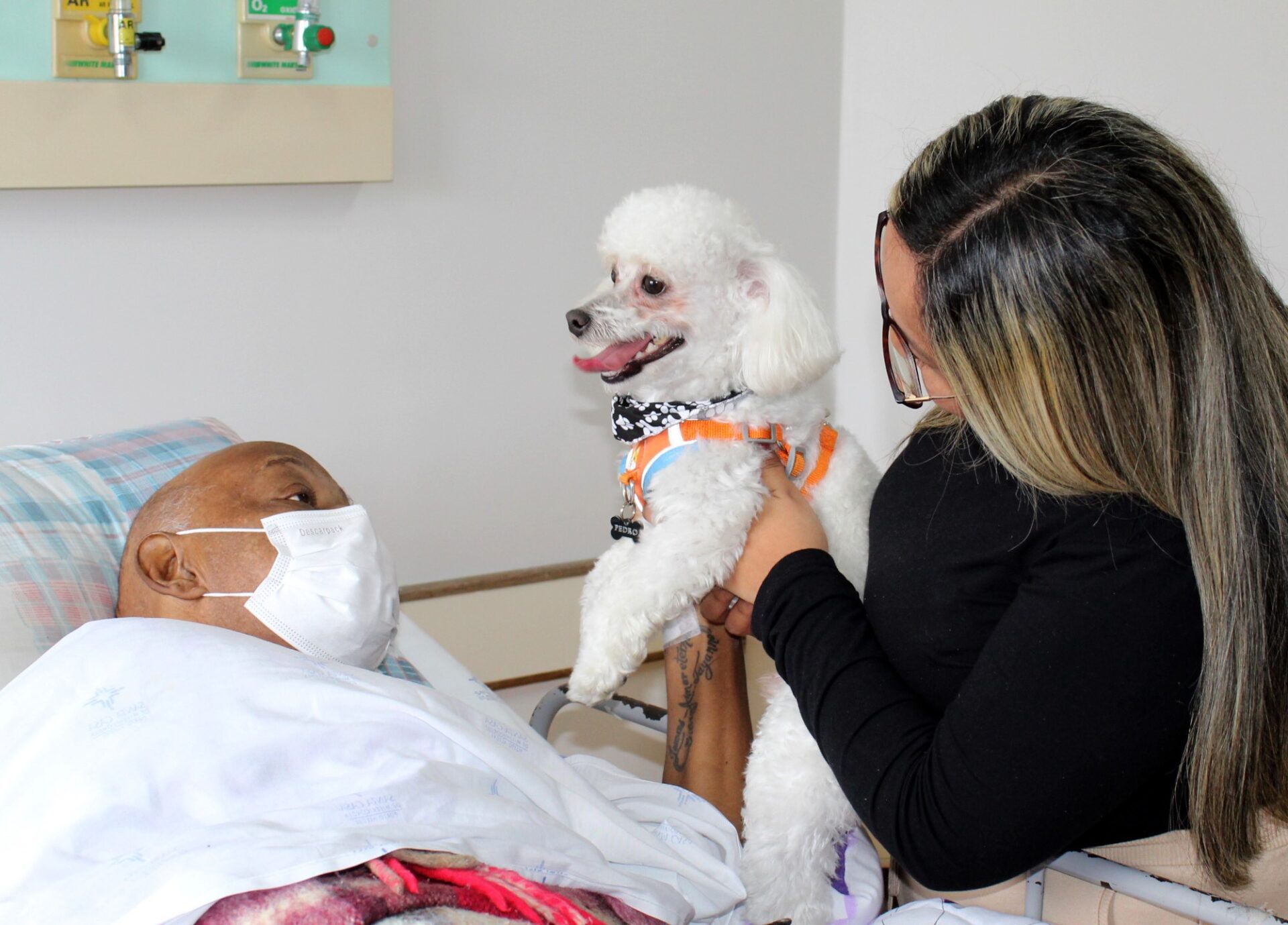 Visita do cão da família leva alegria a paciente hospitalizado em Gravataí