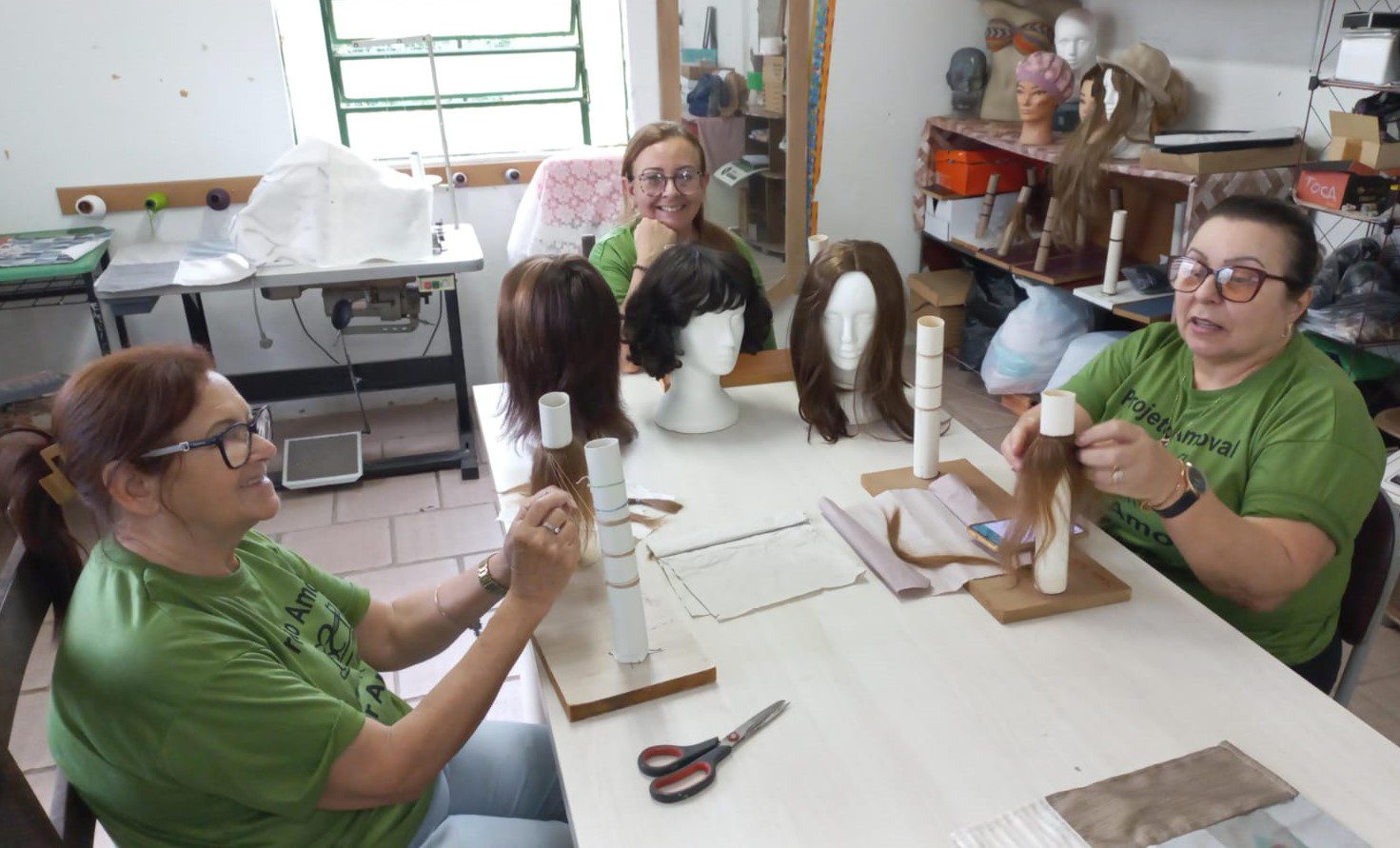 Voluntárias de Gravataí doam perucas, lenços e turbantes para mulheres com câncer