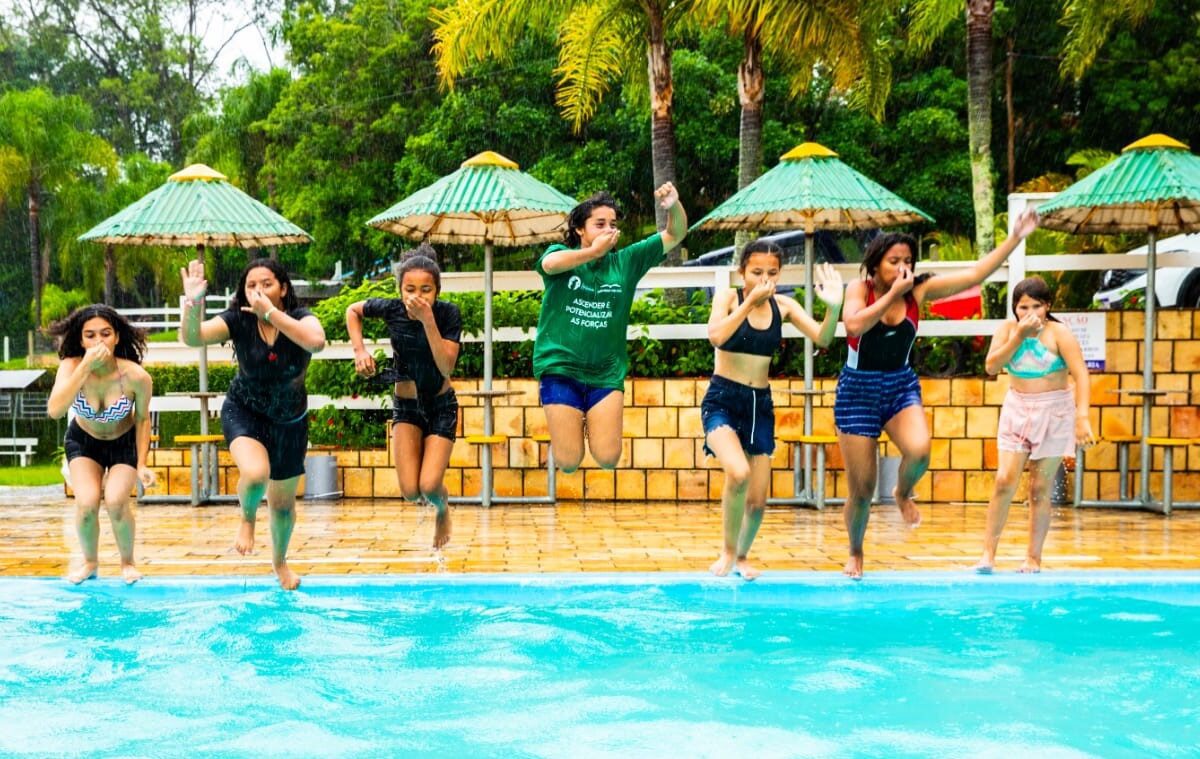Crianças atendidas por uma ONG ganham dia de lazer e diversão em parque aquático de Gravataí