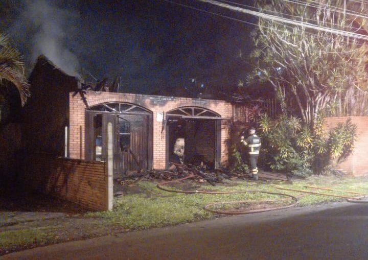 Garagem de residência é consumida por incêndio em Gravataí