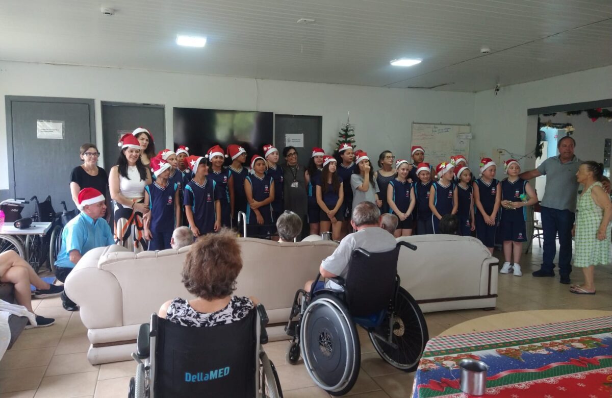 Estudantes de Gravataí visitam idosos do Lar Medianeira para ação natalina especial