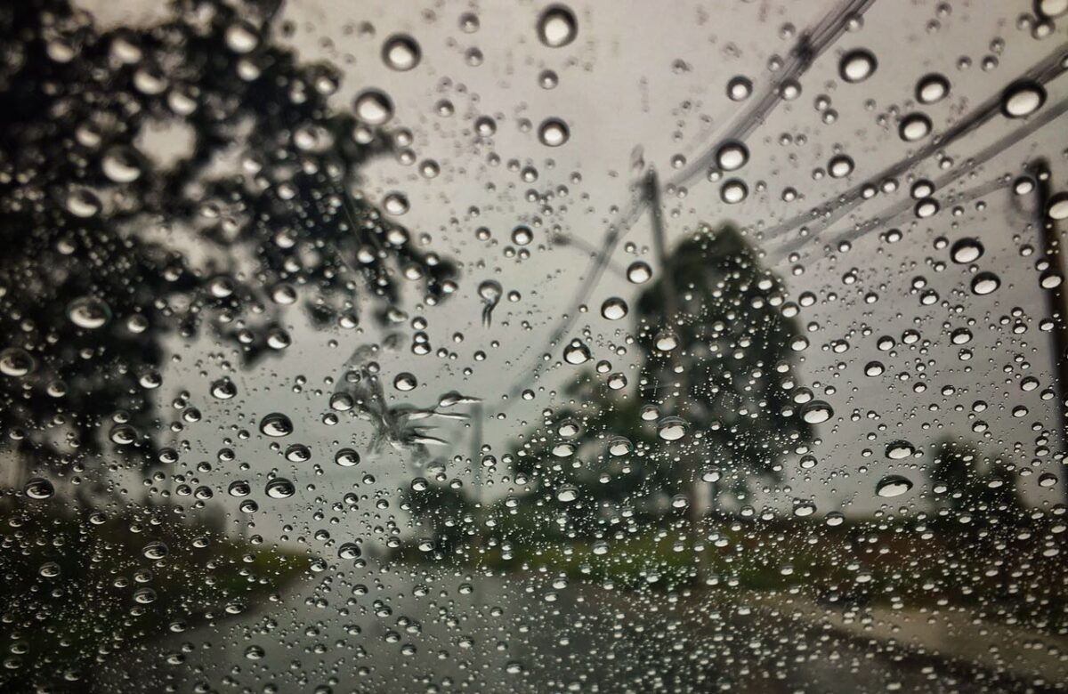 Após calor no fim de semana, chuva volta ao RS com alerta para temporais