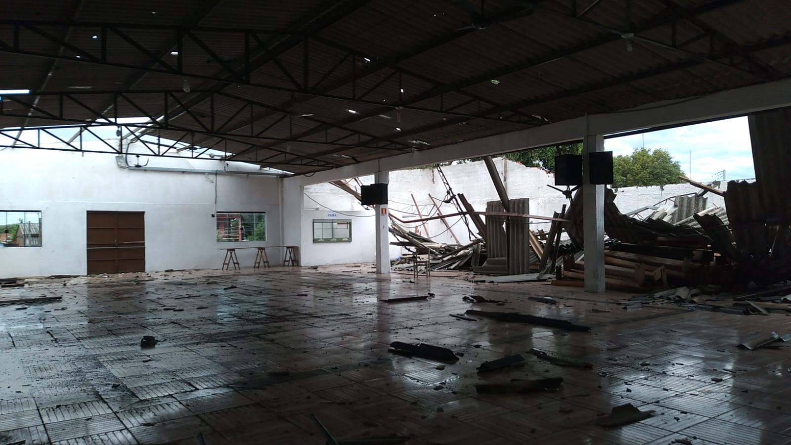 Fortemente atingida pela chuva e vendaval, igreja de Gravataí precisa de doações