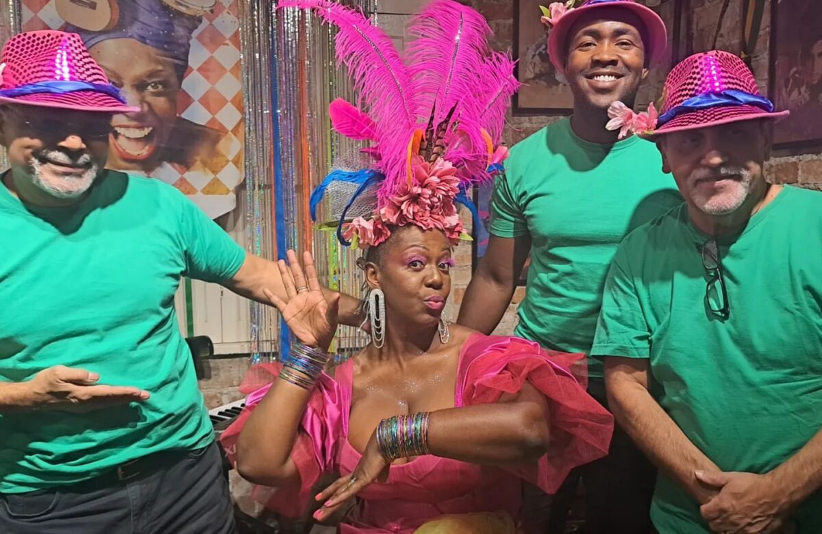 Cantora de Gravataí, Glau Barros promove shows com repertório carnavalesco