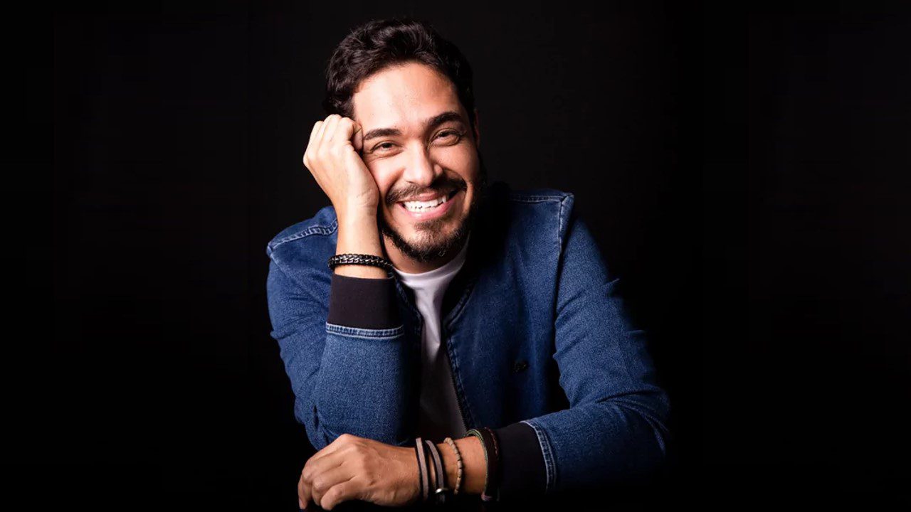 Comediante Diogo Almeida apresenta “Savana Pedagógica” em Gravataí no dia 29