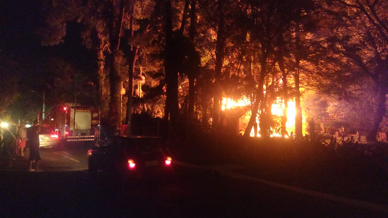 Residência é consumida por incêndio em Gravataí