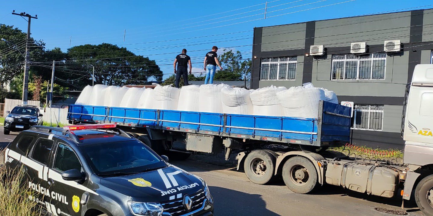 Policiais de Gravataí interceptam caminhão com mais de 200 kg de drogas e prendem casal por tráfico