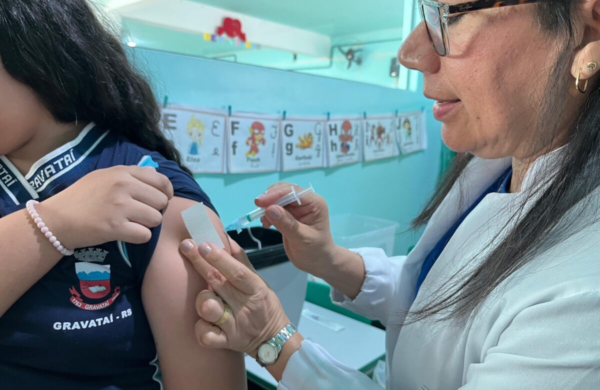 Estratégia de Vacinação na Escola atende centenas de alunos em Gravataí