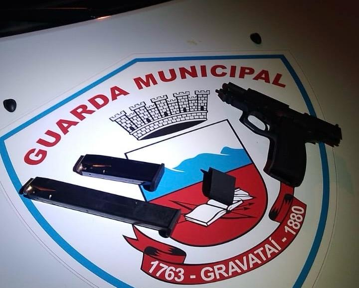 Guarda Municipal de Gravataí aborda trio e apreende pistola e carregadores