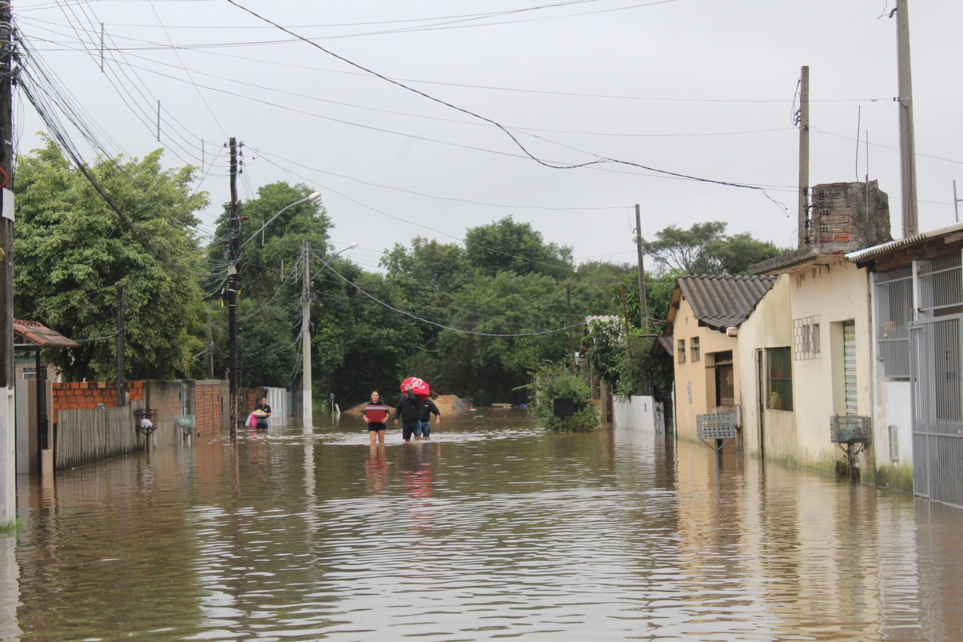 Conheça alguns direitos e recursos disponíveis para atingidos pelas enchentes no RS