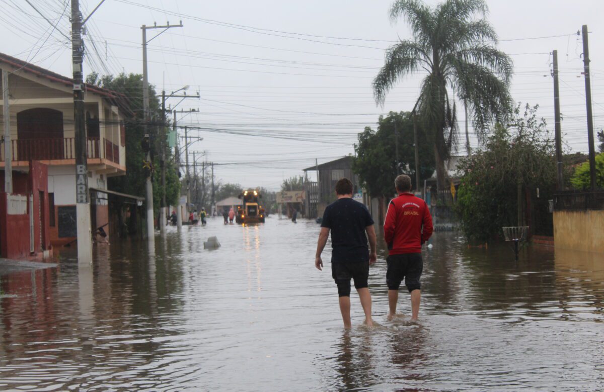 Defesa Civil do RS orienta resgatados das enchentes a não voltarem para casa nesse momento