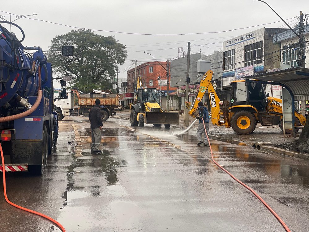 Com a baixa gradual da água, força-tarefa para limpeza das ruas inicia em Cachoeirinha
