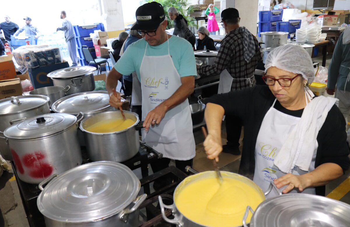 No Sindilojas Gravataí, voluntários produziram mais de 25 mil refeições para desabrigados