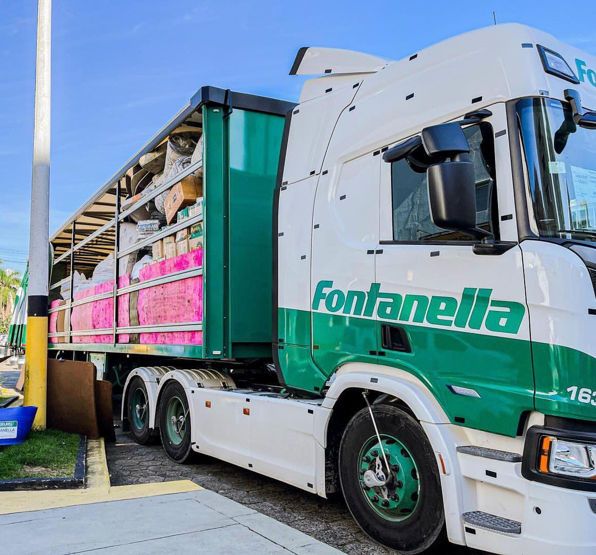 Caminhões com 70 toneladas de doações de Santa Catarina chegam a Gravataí